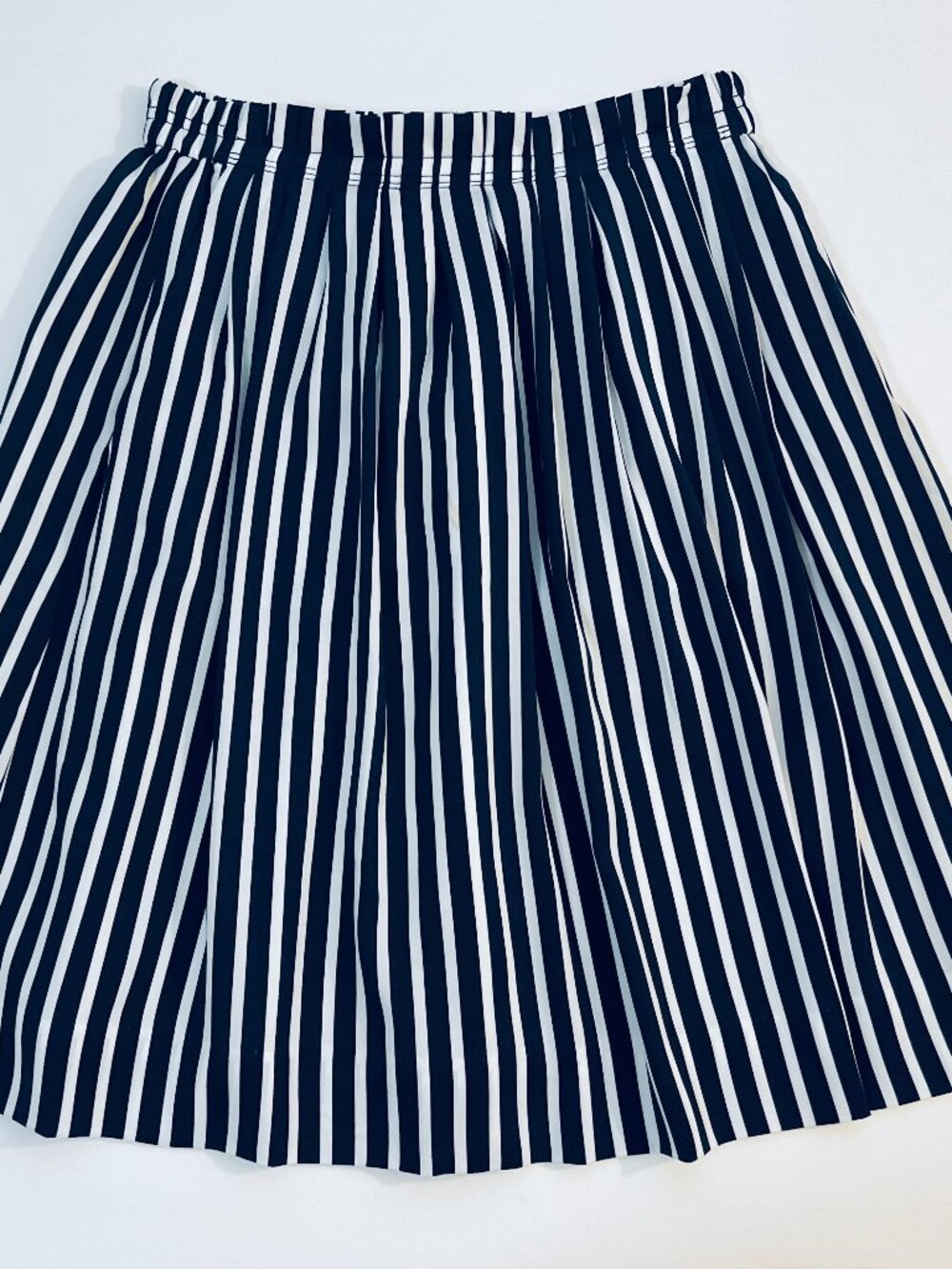 EUC J.Crew Factory Size 2 - Polyester Striped Pleated Skirt - Navy Blue/White